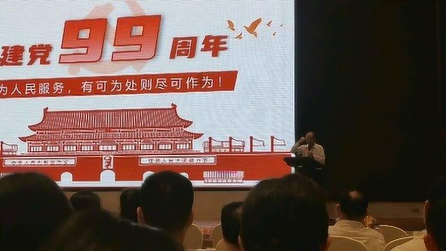 逃出足球场